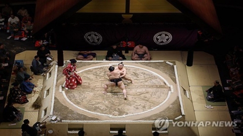 '여성 총리 시대' 일본, 스모 씨름판에 여성 입장 허용하나