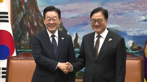  이 대통령, 국회의장과 환담...잠시 뒤 내년도 예산안 시정연설