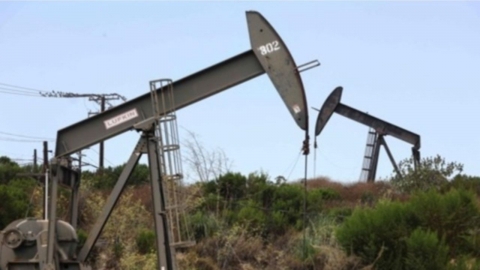 뉴욕 유가, 5거래일 만에 하락...위험 회피 심리·강달러에 0.8%↓