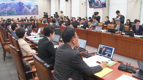 계엄 때리고, 김현지 외치고...국감 신경전 계속