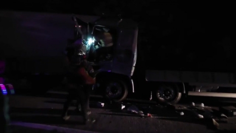 청주-영덕고속도로에서 화물차 추돌...3명 병원 이송