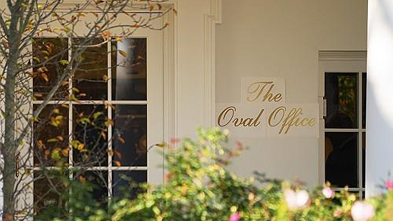 '황금 사랑' 트럼프, 집무실 입구에 황금색 안내판