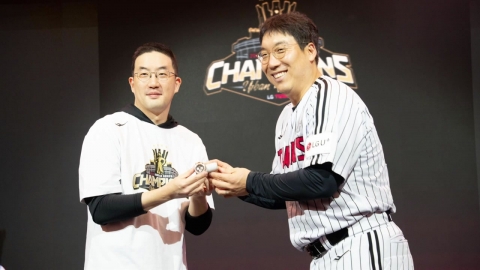 구광모 LG 구단주, 한국시리즈 MVP 김현수에게 고급 시계 선물