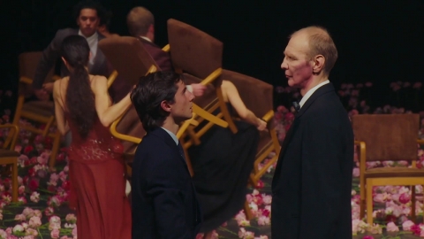 '무대 덮은 9천 송이 카네이션' ...'기무간의 칼춤'