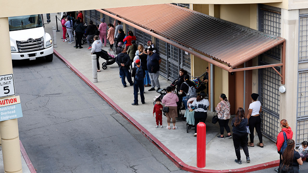 미국 법원 "저소득층 식비 지원 전액 지급하라" 재차 명령...트럼프 압박