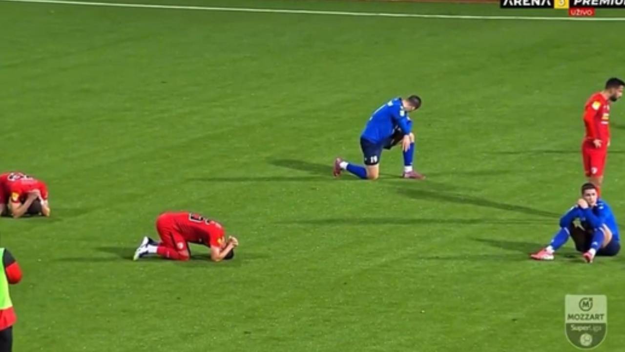 프로 축구 경기 도중 일어난 비극...감독 쓰러져 숨져