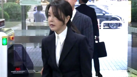  김건희, 7차 공판 출석...검은 코트·마스크 착용