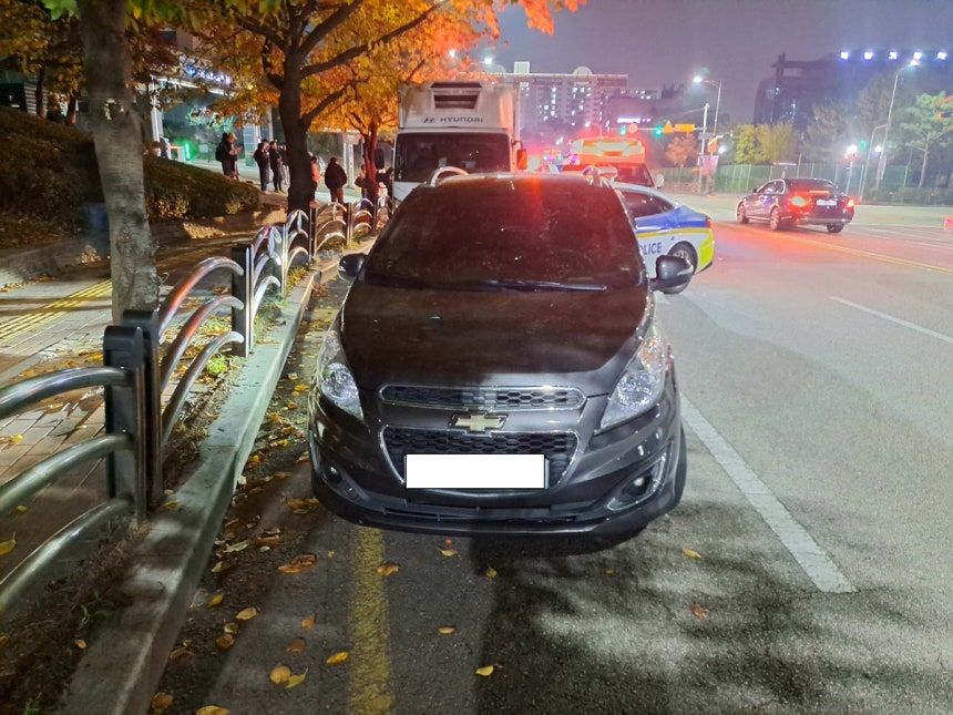 우회전하던 차에 초등생 깔리자…시민들 힘 합쳐 구조