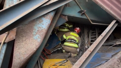 잔해 틈새로 보고도 못 구해...열화상·내시경 카메라 투입