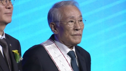 소설가 황석영에 금관문화훈장..."현역으로 글 쓰다 죽겠다"