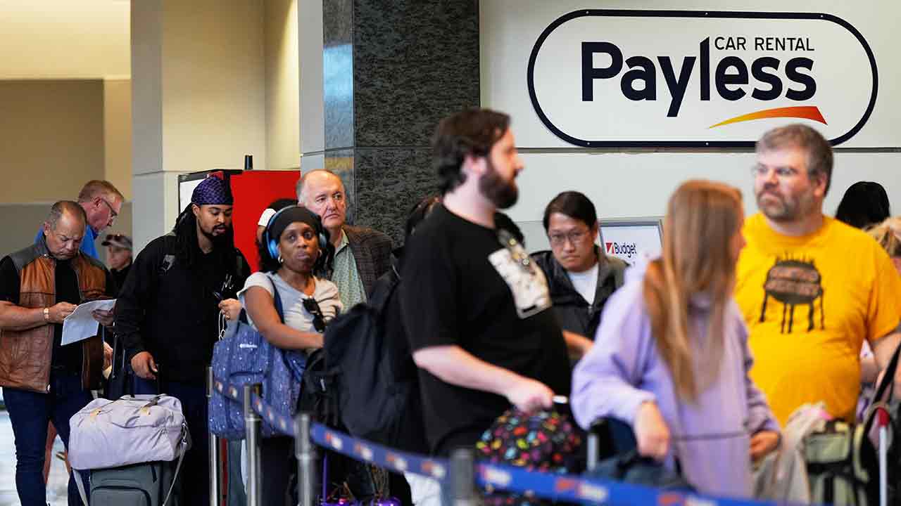 미 '셧다운'에 항공편 취소 늘자 렌터카 예약 급증