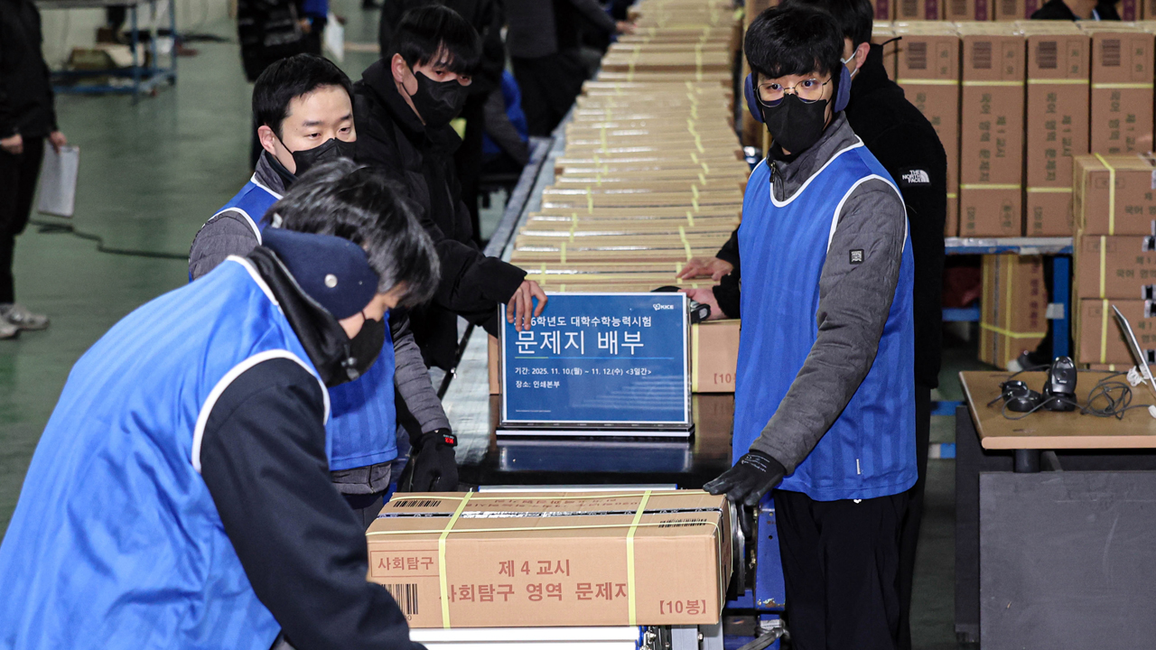 수능 문제지 운송 시작...전국 85개 시험지구에 배부