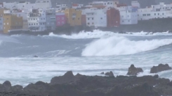 '거대 파도'에 순식간 휩쓸려...관광객 등 3명 참변