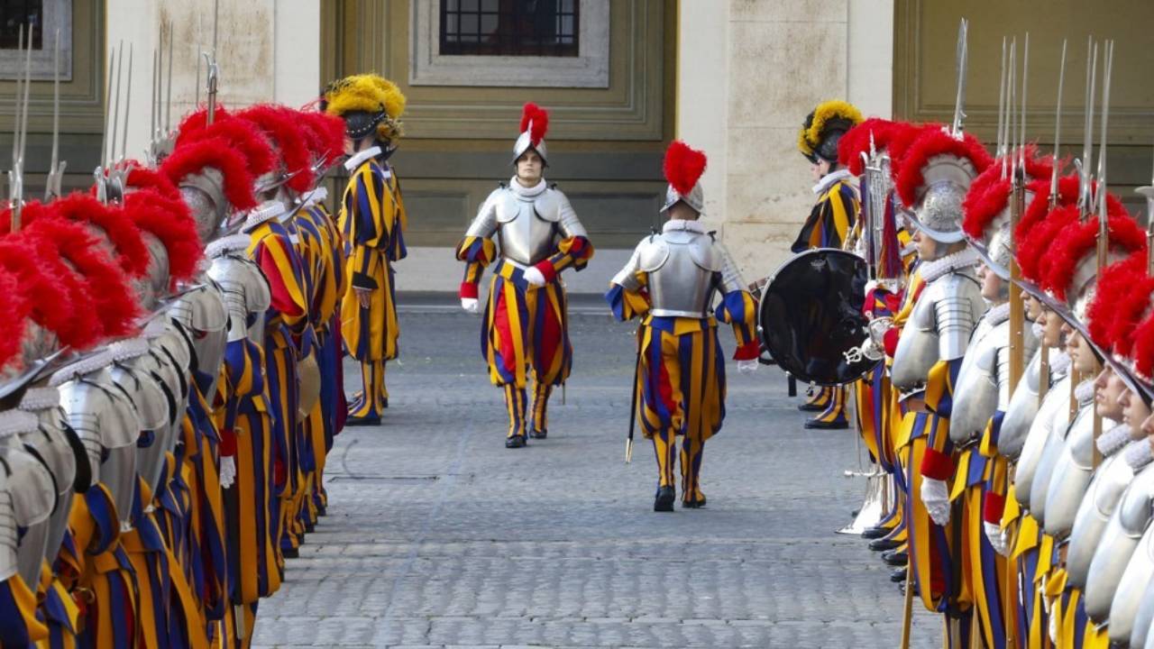교황 '반유대' 강조했는데...교황청 근위병이 유대인에 침 뱉는 시늉