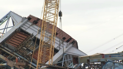 매몰자 아직 2명 잔해 속에…중장비 동원 \'총력전\'