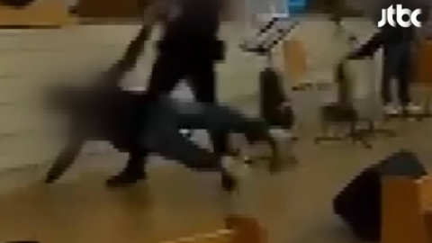 목사가 여성 신도 \'메다꽂기\'…분당 교회에서 벌어진 일 