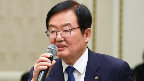 구청장 \'전국노래자랑\' 무대서 춤춘 공무원들…출장 인정 논란