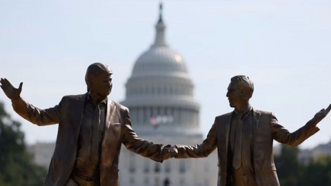 '엡스타인과 손잡은 트럼프' 동상, 워싱턴DC에 재등장