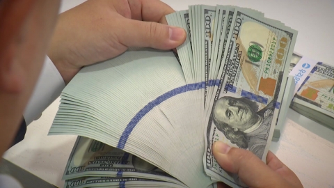 천장 뚫은 원·달러 환율…\'킹달러\'에 떠는 기업들