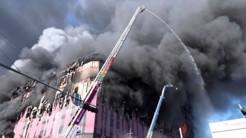 충남 천안 물류센터 큰불…검은 연기에 재난 문자도
