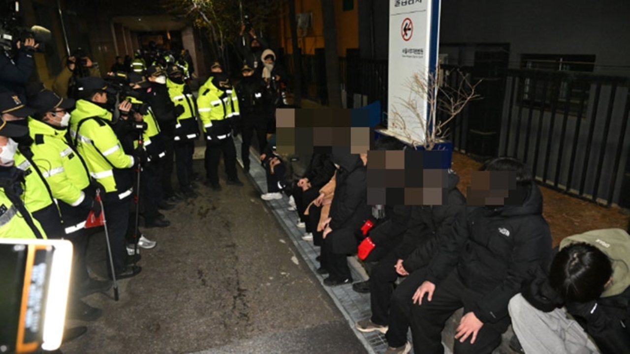 "수능 잘 봤냐"...'서부지법 난동' 수험생, 미뤄진 선고서 '집유'