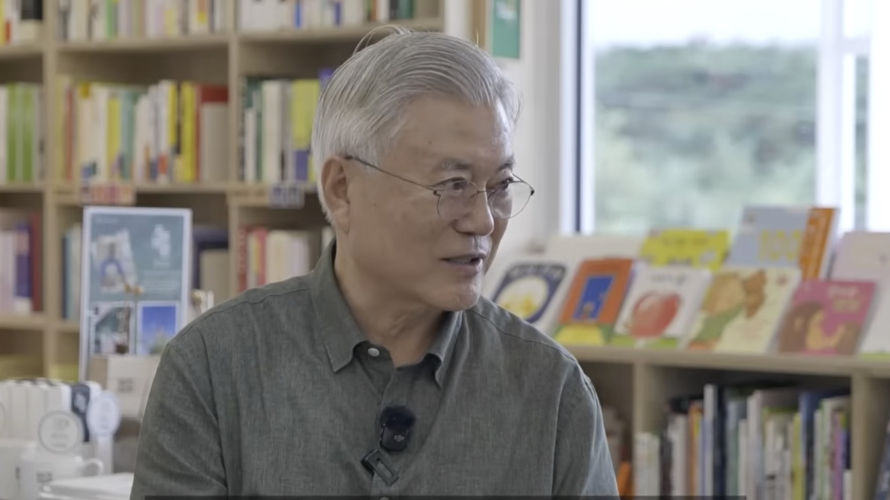 문재인 전 대통령 '유튜버' 데뷔...첫 콘텐츠는 책 추천