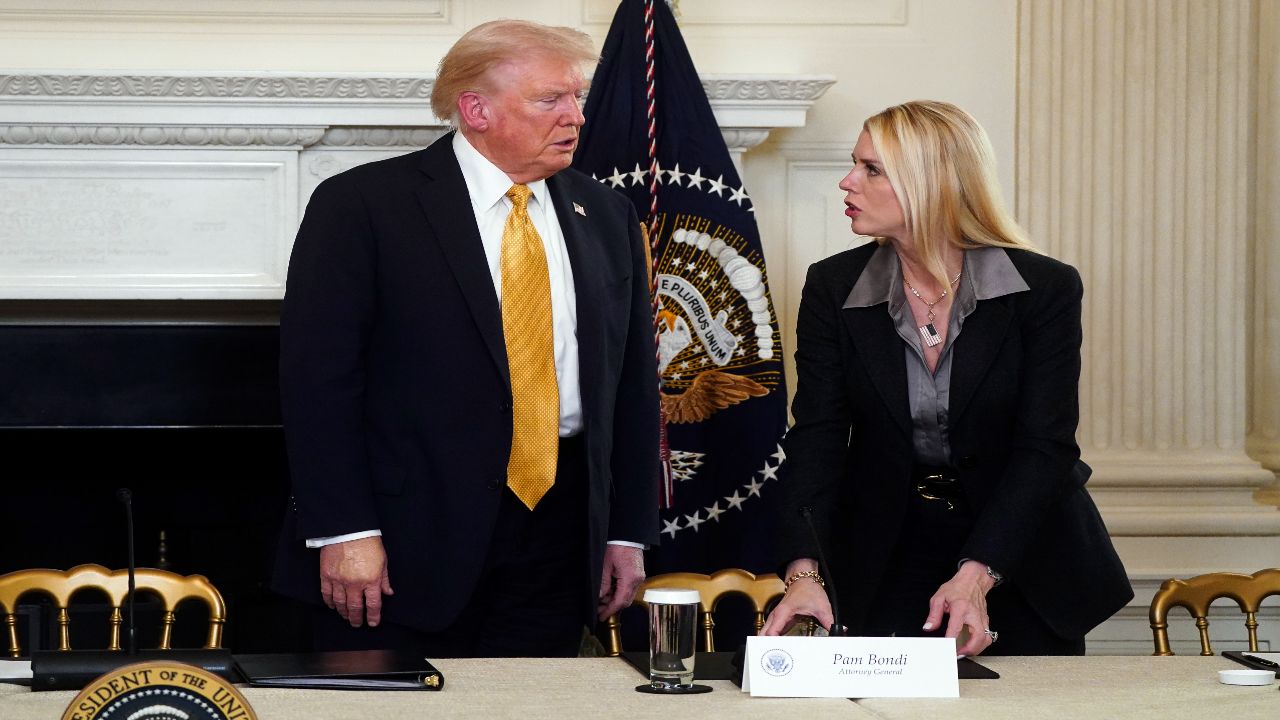 '트럼프 신속대응팀' 전락 법무부...장관 과잉충성으로 '흔들'