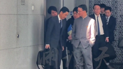 고개 숙인 일본 외무성 국장…주머니에 손 꽂고 배웅