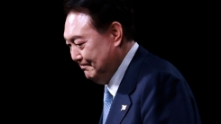 "내가 총살당하는 한 있어도"...윤, 취임 반년 만에 비상대권 ...