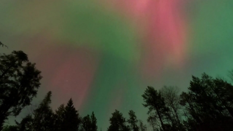 이례적 \'오로라 장관\'…"통신·전력망 위협"