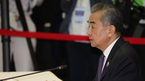 중국 왕이 "일, 레드라인 넘어...조기 반성 촉구"