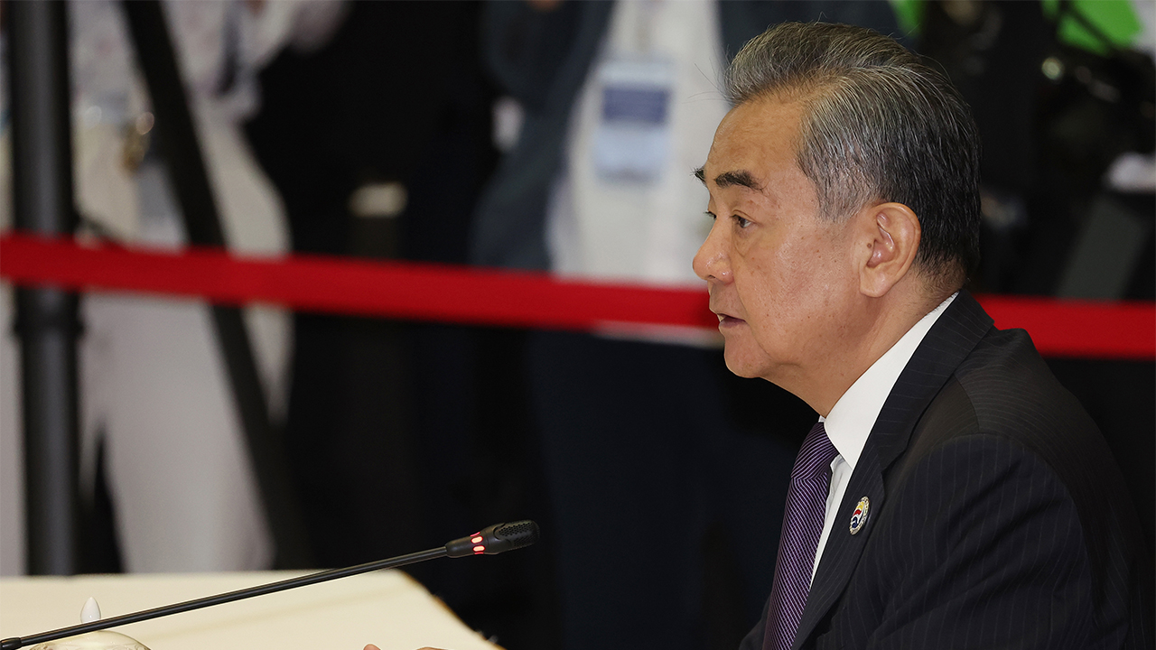 중국 왕이 "일, 레드라인 넘어...조기 반성 촉구"