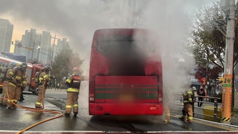 달리던 승용차·버스에서 불...교통사고로 운전자 숨져