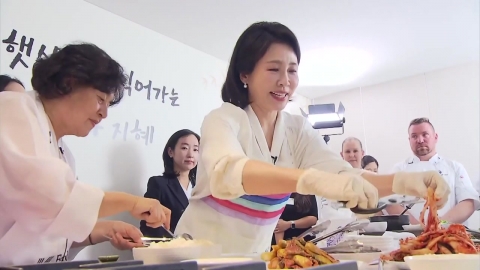 김치 찢어주며 \'K-푸드\' 홍보… 김혜경 여사 직접 나섰다