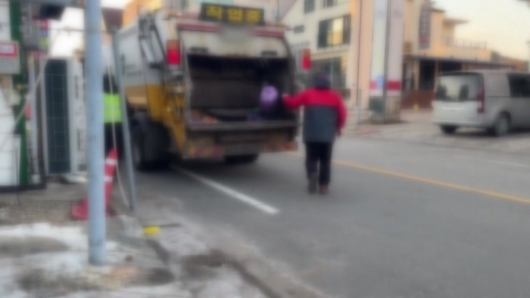 "주식 안 오르면 폭행"…\'미화원 갑질\' 공무원 입건