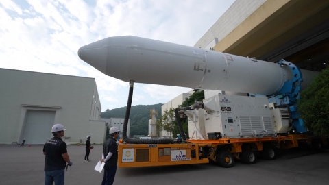 누리호 조립 완료…발사대로 이송 준비 끝