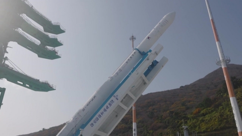 하늘 향해 우뚝 선 누리호…이 시각 고흥 나로우주센터