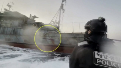 와이어에 철조망 치고 도주…불법 조업 중국 어선 나포