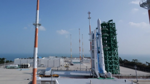 누리호 발사 D-2...발사대 이송·기립 작업 완료 [앵커리포트]