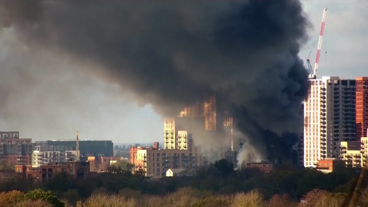 영국 런던 서부 창고 화재...학교·주택가 대피령