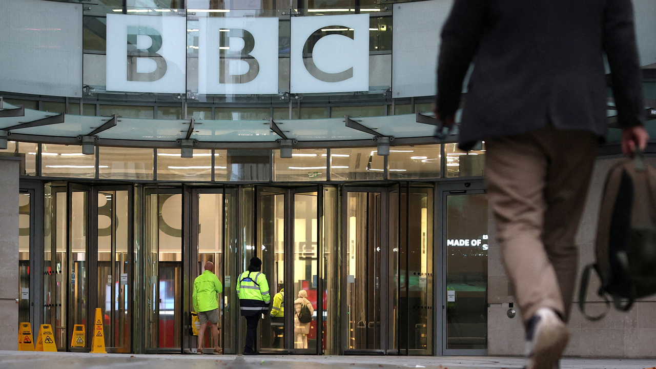 '7조 손배소 위기' BBC, 트럼프 비판 발언 '자진 검열'