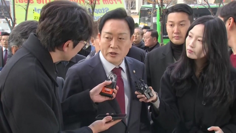 \'공흥지구 의혹\' 김선교 출석…"강압 수사 말라"