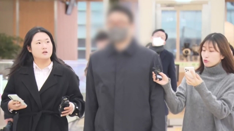 김건희 오빠 부부 특검 소환…'증거인멸' 질문에 침묵