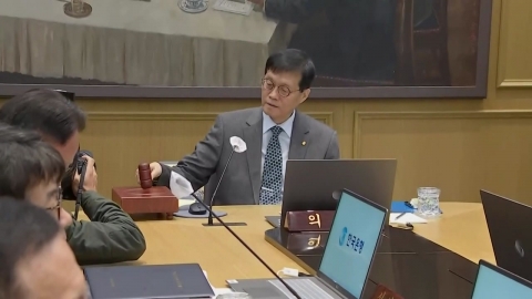 "환율 부담에" 기준금리 동결…코스피 \'4천피\' 탈환