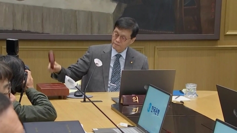 "환율 부담에" 기준금리 동결…코스피 \'4천피\' 탈환