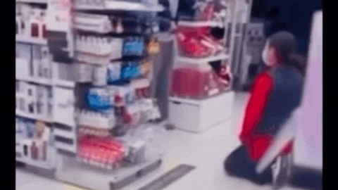 고객에 무릎 꿇은 직원 법적 지원?…다이소 "본사 입장 아냐"