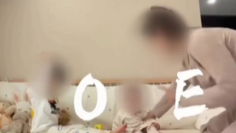 \'LOVE\' 사진 찍으려고 아기에 \'발길질\' [앵커리포트]