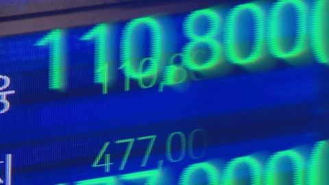 요동치는 코스피에 예탁금 \'뚝\'…미 증시는 \'사자\'