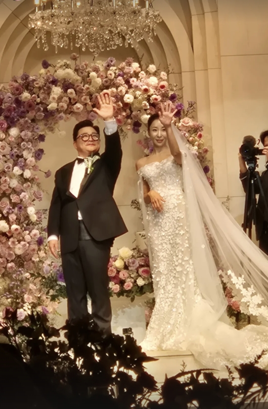 '결혼' 윤정수, 춤추며 신랑 입장…개그계 선후배 총출동