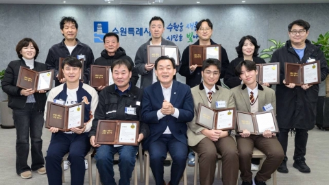 차에 깔린 아이 구한 11명 시민영웅 \'수원시 시민표창\' 수여 